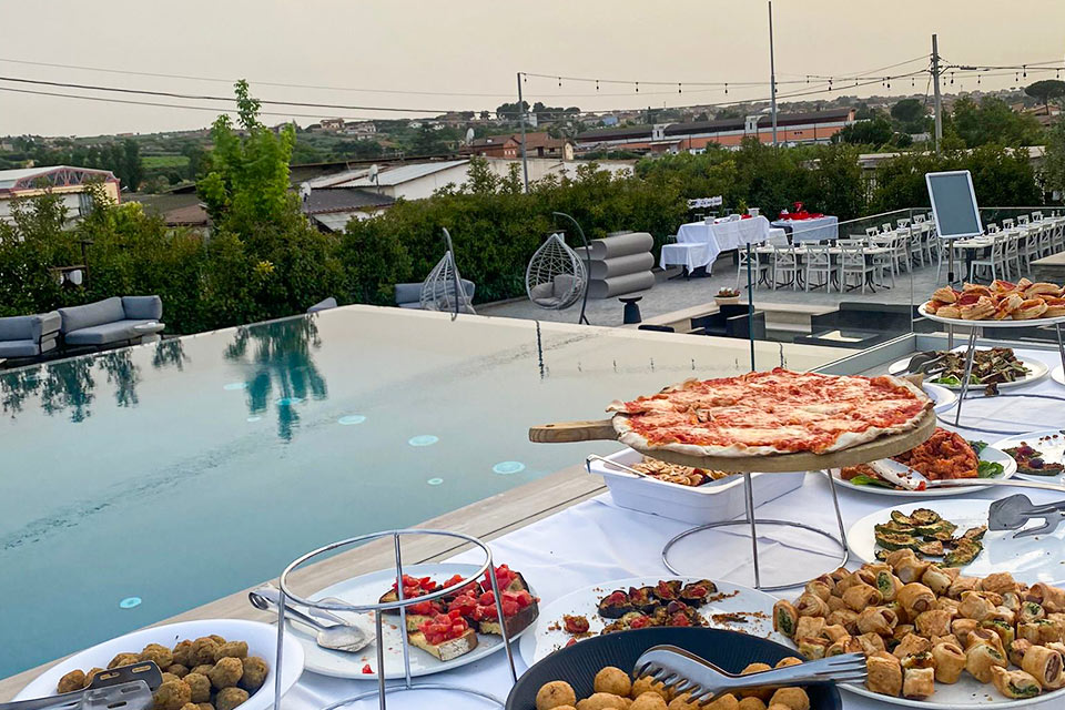 L’apericena buffet a bordo piscina di mezza estate: dalle 18:30 alle 21:00 martedì 6 agosto 2024 vi aspetta un white party all'insegna del gusto e del relax.